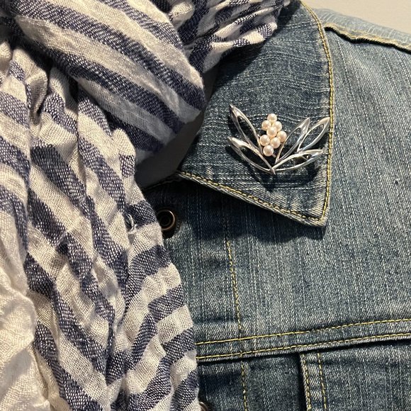 Vintage polished Silver-tone with pearl floral Brooch - Picture 2 of 4